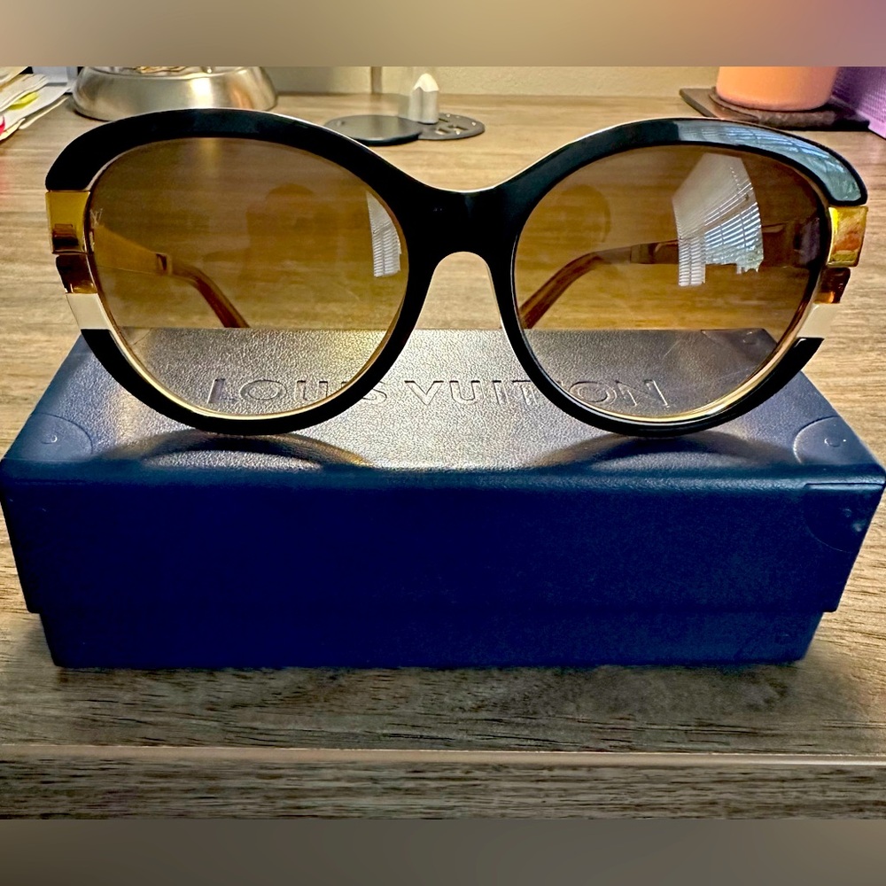 Authentic Louis Vuitton Sunglasses!! NWOT 🔥🔥🔥